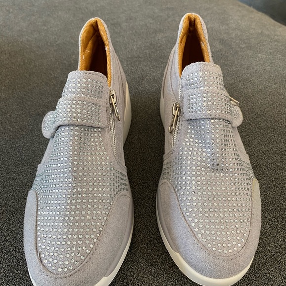 No brand, no name, lightweight grey and white, little rhinestone bling, size 6 - Picture 1 of 5